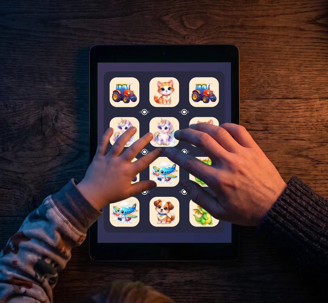 Gyerek- és felnőttkéz egy tableten, amelyen a Kids mód figurás pályája látható: traktor, cica, egyszarvú, repülő, kutya és sárkány